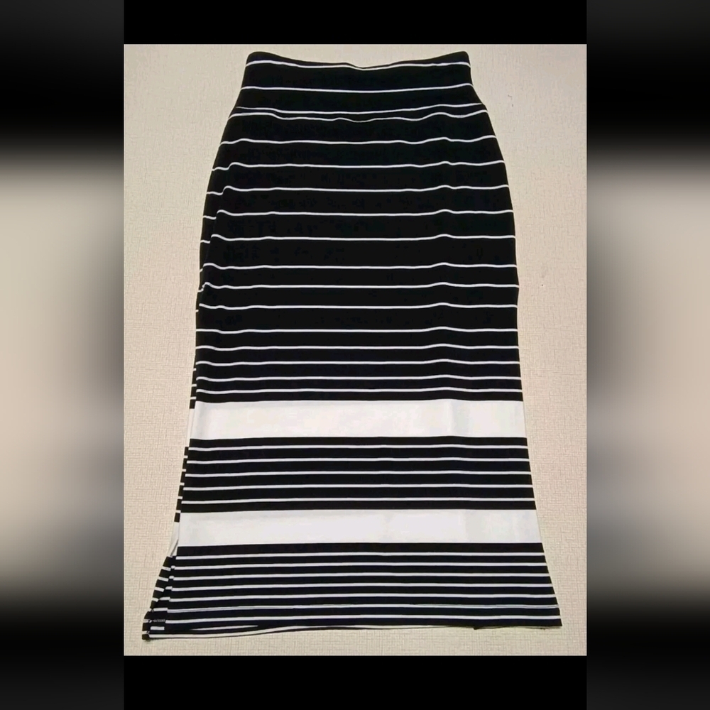 Athleta Black And White stretch active Striped Midi Skirt With High Slits Xxs